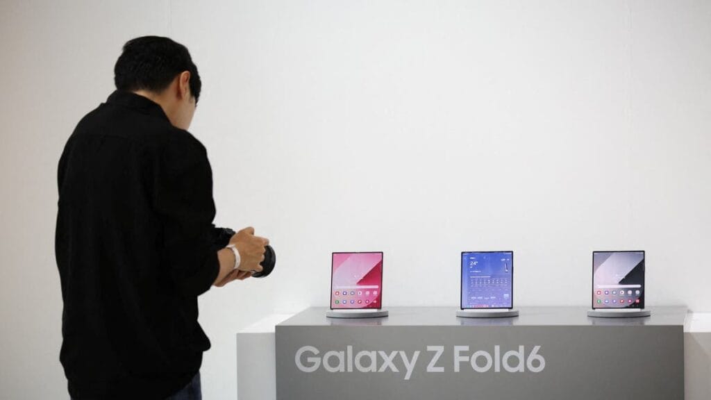 تسريبات جديدة تكشف تجهيزات هاتف “سامسونغ” ثلاثي الطي