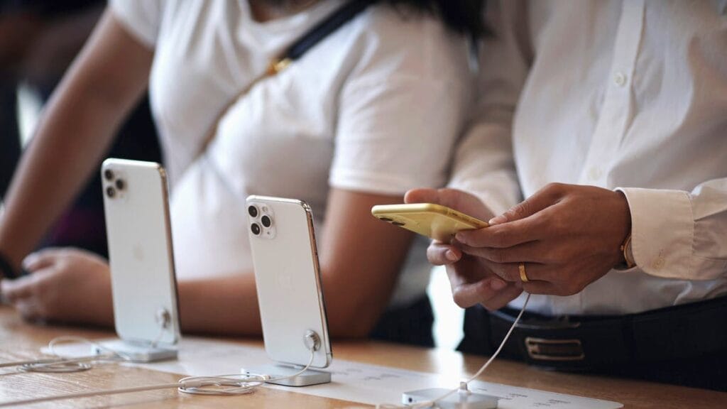 غضب بين مستخدمي آيفون بسبب إعلان مفاجئ في Apple Wallet