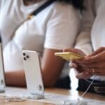 غضب بين مستخدمي آيفون بسبب إعلان مفاجئ في Apple Wallet