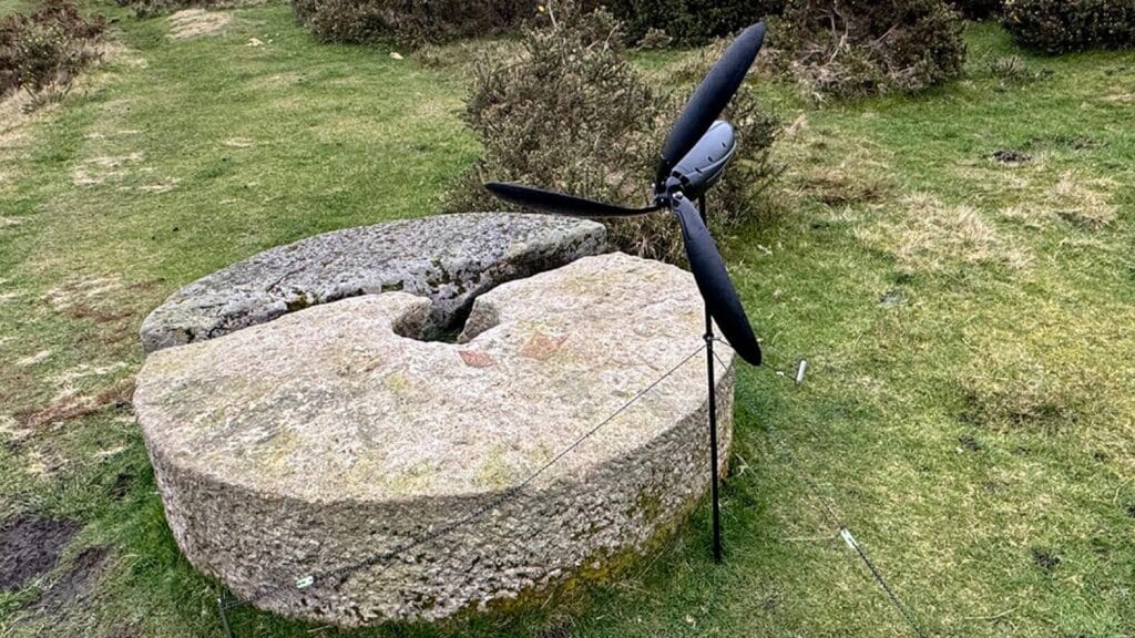 هل يمكن لمولدات طاقة الرياح أن تحل محل الألواح الشمسية في منزلي؟ حكايتي بعد أشهر من التجربة