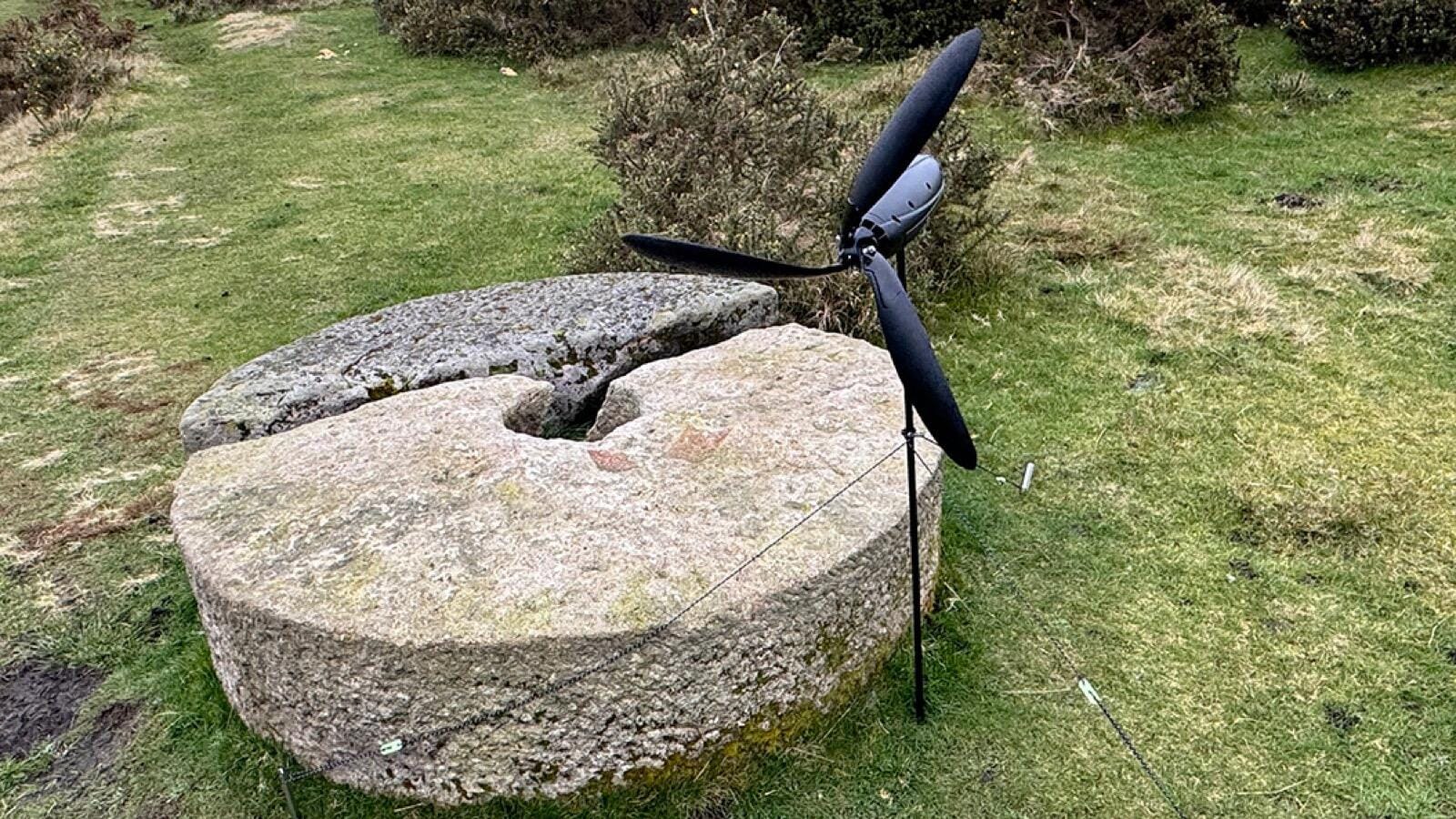 هل يمكن لمولدات طاقة الرياح أن تحل محل الألواح الشمسية في منزلي؟ حكايتي بعد أشهر من التجربة