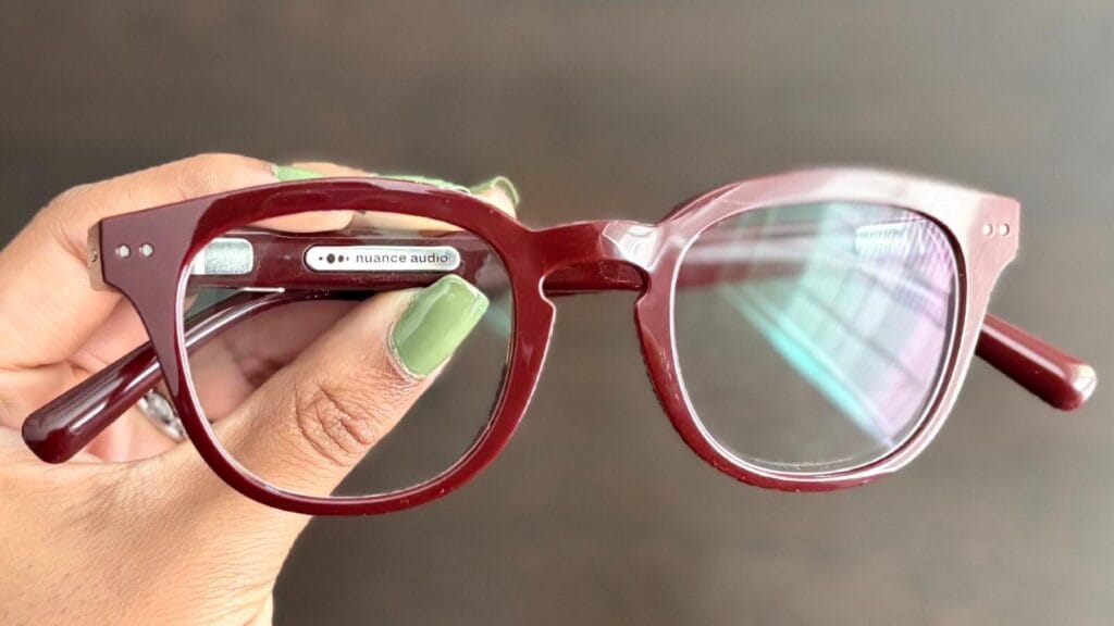 اختبار النظارات الذكية المزودة بمعينات سمعية: تجربة لا تُنسى