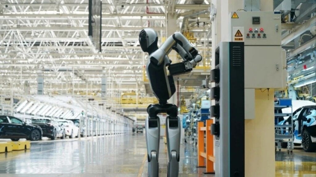 الصين تكشف عن أول روبوت بشري في العالم يغير بطارياته بنفسه