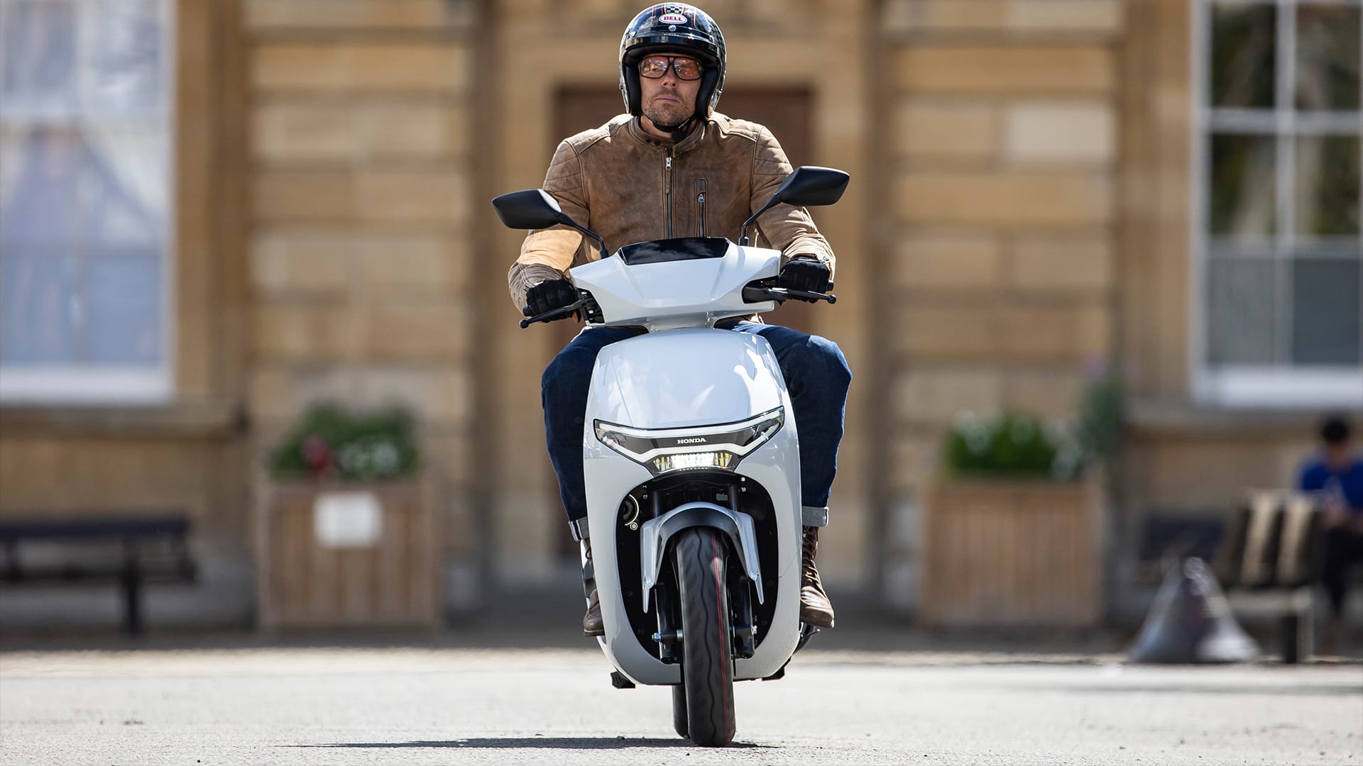 لقد جربت السكوتر الكهربائي الجديد من هوندا بتقنية تبديل البطاريات الذكية – وقد يكون هو الحل لإقناع الركاب بالتخلي عن الوقود
