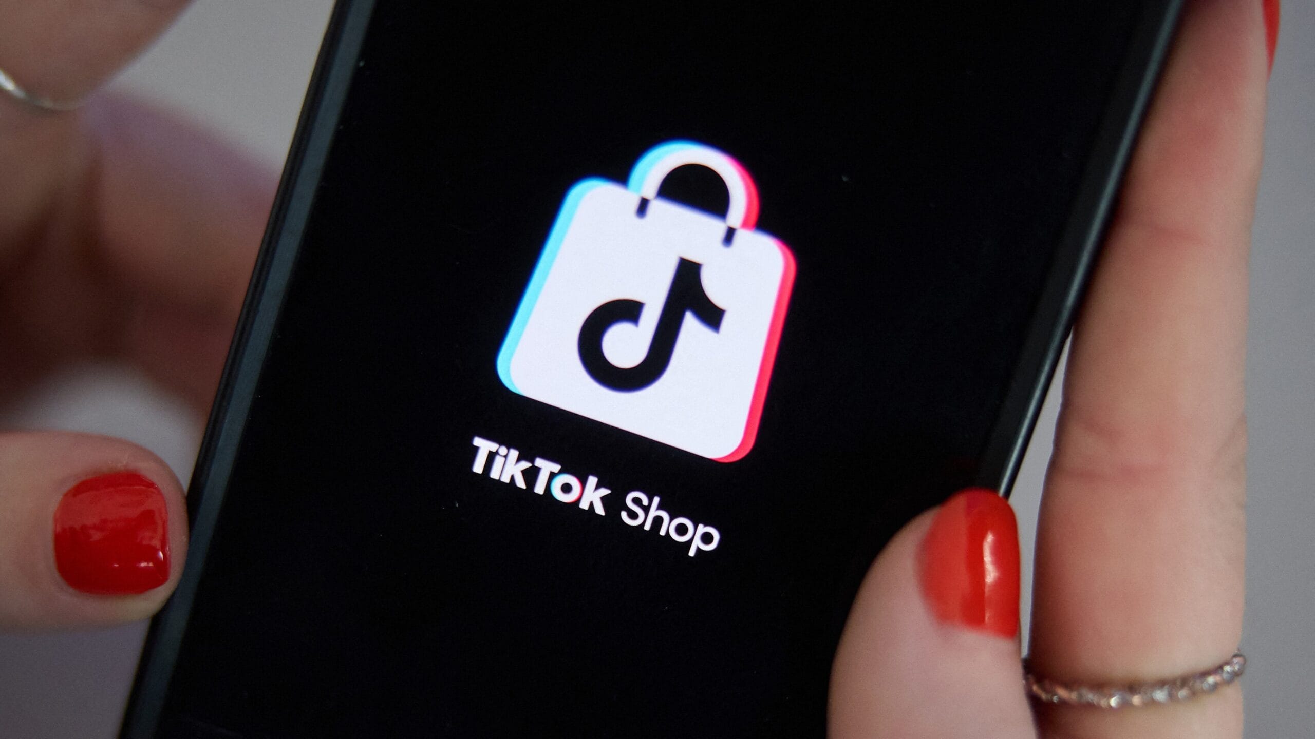 المحتالون يستخدمون الذكاء الاصطناعي لتقليد بائعي TikTok لسرقة الأموال وتوزيع البرمجيات الخبيثة