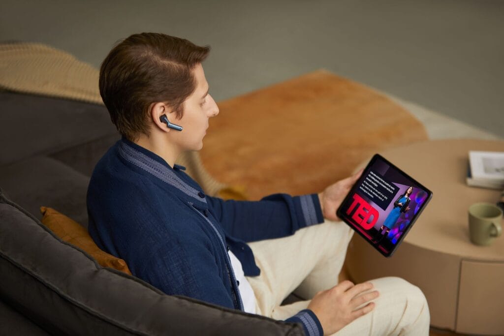 الترجمة الحية والتفسير مباشرة إلى أذنيك مع سماعات الأذن الجديدة من تايمكيتل