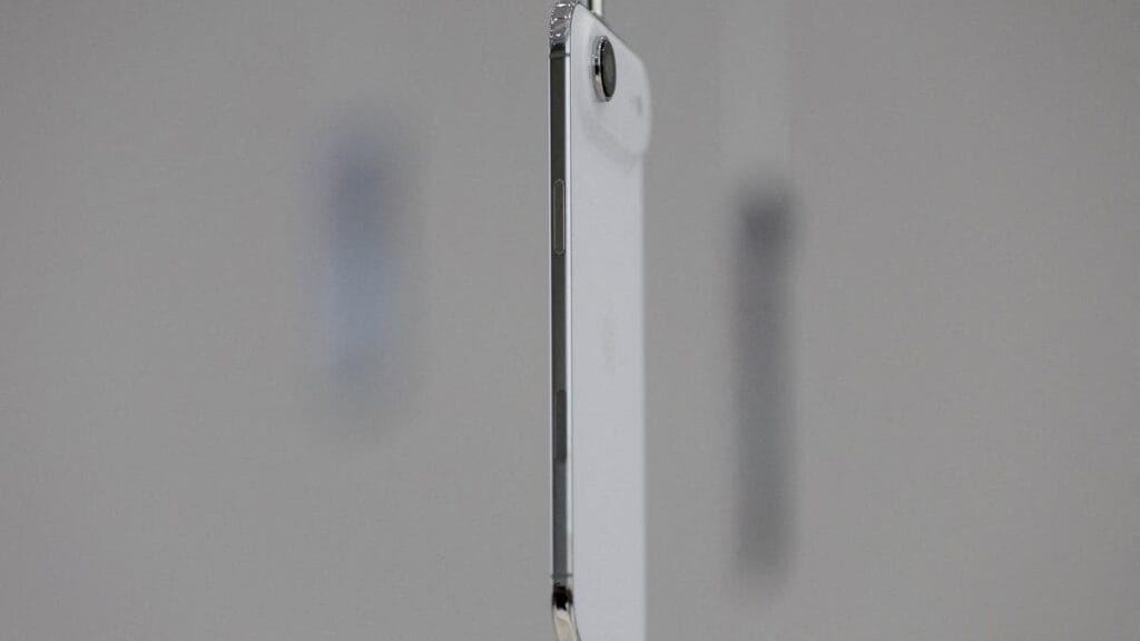 هل ينحني آيفون 17 إير فائف النحافة؟.. أبل تجيب على هذا السؤال